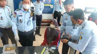 Wanita asal Nganjuk diamankan petugas karena mengirimkan soto ayam berisi sabu ke dalam lapas Madiun. (Dian Kurniawan/Liputan6.com)