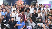 Pangkostrad TNI, Edy Rahmayady (tengah), Manager Persib Bandung, Umuh Muchtar (kiri) dan kelompok 85 berfoto bersama di Grand Rubina Business Park, Jakarta, Selasa (24/5/2016). (Bola.com/Nicklas Hanoatubun)