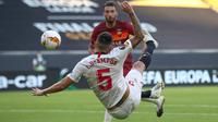 Gelandang Sevilla, Lucas Ocampos melakukan tendangan salto saat menghadapi AS Roma pada babak 16 besar Liga Europa di Stadion Schauinsland-Reisen-Arena, Kamis (6/8/2020). Sevilla lolos ke perempat final setelah mengandaskan AS Roma dengan skor 2-0. (Friedemann Vogel/Pool Photo via AP)