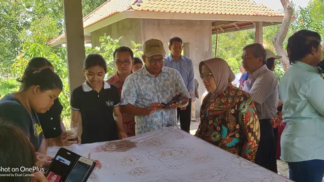 Warga Kolok tengah membatik