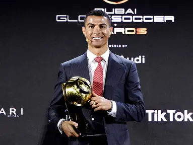 Striker Juventus, Cristiano Ronaldo, berpose saat ajang Globe Soccer Award 2020 di Dubai, Minggu (27/12/2020). CR7 meraih penghargaan sebagai pemain terbaik abad ini setelah berhasil mengungguli Lionel Messi. (Fabio Ferrari/La Presse/AP)