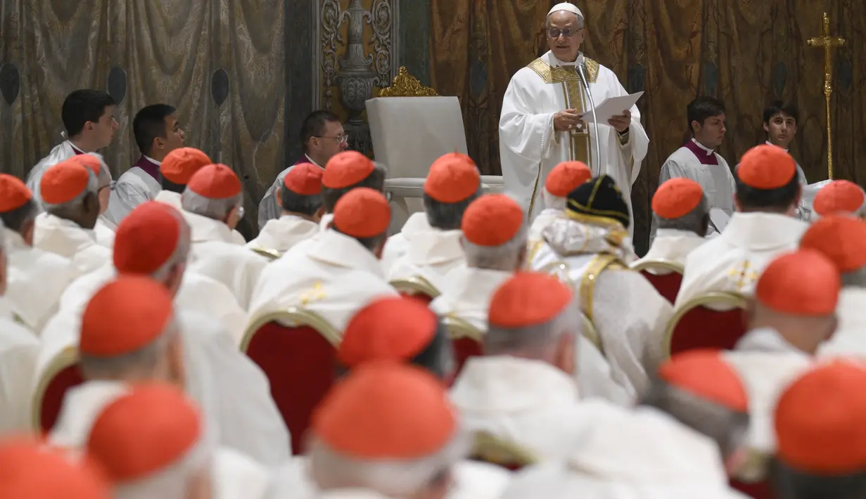 Bersama para kardinal, Robert Francis Prevost merayakan misa perdananya sebagai Paus Leo XIV di Kapel Sistina, Vatikan, Jumat (9/5/2025). (Handout/Vatican Media/AFP)