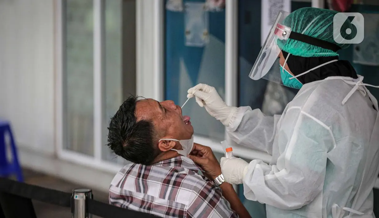 Petugas melakukan tes usap PCR kepada warga di Laboratorium Genomik Solidaritas Indonesia (GSI), Kamis (3/2/2022). Terkait meningkatnya kasus harian COVID-19 di Tanah Air, tren penambahan kasus di Indonesia secara konsisten cenderung meningkat dalam sepekan terakhir. (Liputan6.com/Faizal Fanani)