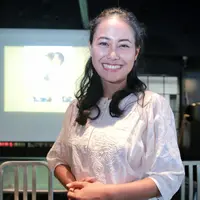 Bahkan bagi Putri, keramahan para masyarakat tersebut sulit ditemukan di kota besar yang ada di Indonesia. Sebagai pencinta kain, ia juga memborong kain karena dilihat memiliki corak yang berbeda. (Adrian Putra/Bintang.com)