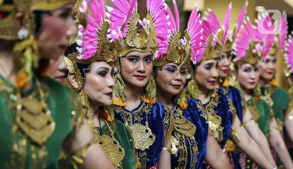 Yayasan Belantara Budaya Indonesia bersama Pemerhati Batik menggelar acara Gelaran Wastra di Hotel Sultan, Senayan, Jakarta, Jumat (4/2/2022). Gelaran Wastra berisikan pameran batik koleksi Dave Tjoa, pameran UMKM, pesta budaya, talk show dan fashion show. (Liputan6.com/Johan Tallo)