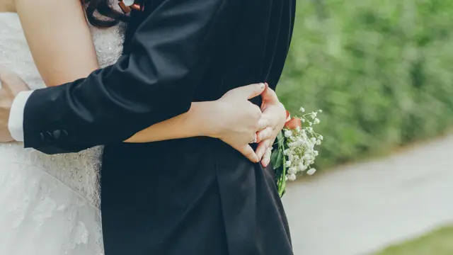 Berdiskusi dengan pasangan tentang rencana pernikahan