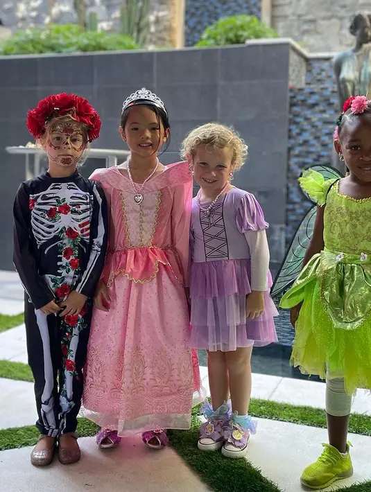 Amaira juga lengkap mengenakan aksesori seperti mahkota dan kalungnya yang membuatnya semakin terlihat bak princess.  [@farahquinnofficial]