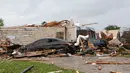 Tornado Hantam AS Saat COVID-19: Atap rumah rusak setelah tornado di Monroe, La, Minggu (12/4/2020). Badai Tornado menghantam Amerika Serikat bagian Selatan saat negara menghadapi pandemi COVID-19 yang menyebabkan kerusakan pada lingkungan dan bandara regional. (Nicolas Galindo/The News-Star via AP)