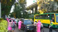 HUT Polantas, Istri Jenderal Bagikan Mawar ke Pengendara