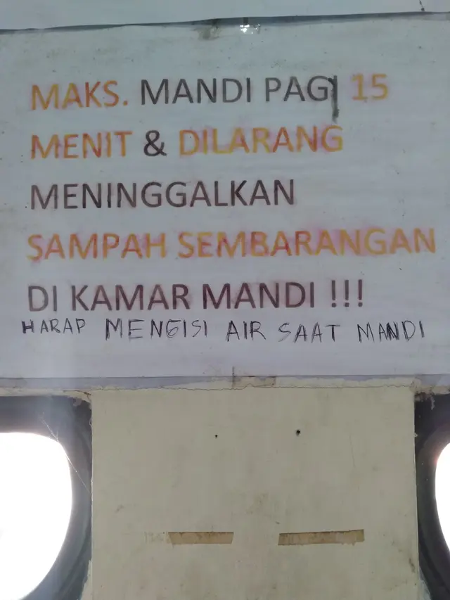 6 Peringatan di Dinding Kamar Mandi Kos Ini Bikin Tepuk Jidat