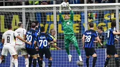 Yann Sommer tampil memukau bersama Inter Milan di awal musim ini. Ketangguhannya di bawah mistar membuat Nerazzurri tak merindukan sosok Andre Onana. (AFP/Gabriel Bouys)