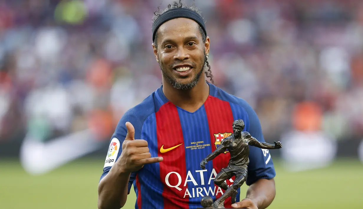 5. Ronaldinho (105,4 juta followers) - Ronaldinho tetap menjadi sosok yang populer meski telah pensiun dari sepak bola. Aksi-aksinya di medsos tetap menjadi buruan banyak orang yang kagum dengan skil dan kemapuan pemain asal Brasil ini. (AFP/Pau Barrena)