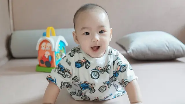 Berusia 7 Bulan, Ini 6 Potret Gemas Buah Hati Lindswell Kwok dan Achmad Hulaefi