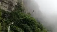 Perempuan bungee jumping setiap hari untuk antarkan makan siang. (dok. screenshot YouTube/Blagag)