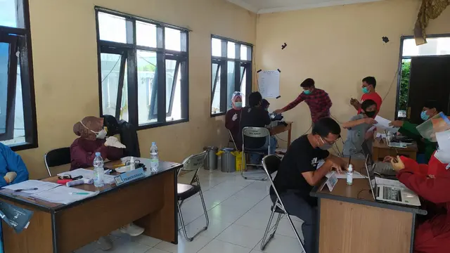 Beberapa wartawan Garut tengah menjalani proses vaksinasi yang digelar di Aula PWI Garut, Jawa Barat.