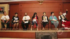 Sejumlah artis dan aktor gelar konferensi pers usai latihan pertunjukan wayang orang dengan lakon Lahirnya Parikesit di Jakarta, Sabtu (21/3/2015). Pertunjukan itu akan digelar di Teater Jakarta TIM pada 26 Maret mendatang. (Liputan6.com/Helmi Afandi)