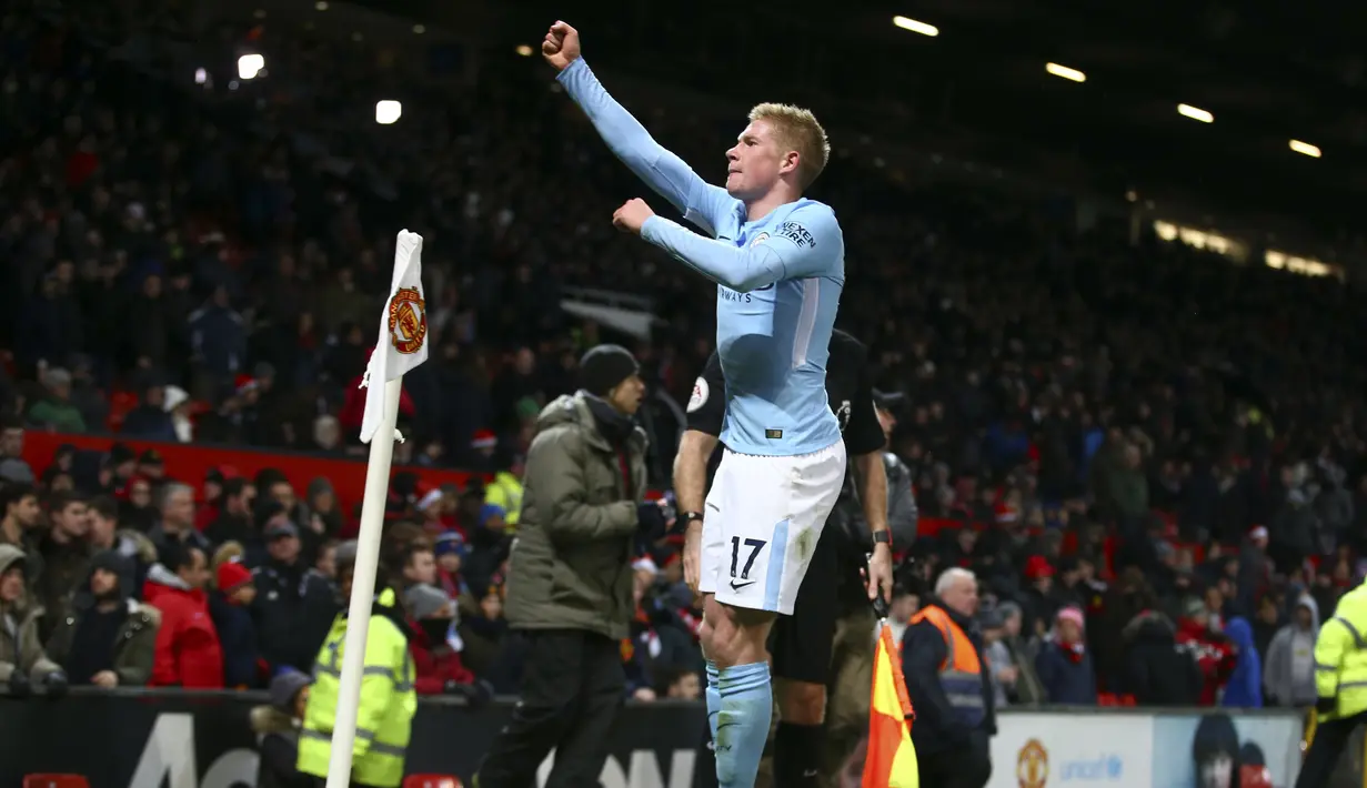 Pemain Manchester City, Kevin De Bruyne mencatatkan namanya sebagai salah satu pemain pemberi assist di Premier League, De Bruyne mengoleksi delapan assist untuk timnya hingga pean ke-16 Premier League. (AP/Dave Thompson)