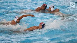 Pemain polo air Indonesia berebut bola dengan pemain Arab Saudi pada laga terakhir peringkatan Asian Games 2018 di Stadion Aquatic Centre, GBK, Jakarta, Sabtu (1/9). Indonesia kalah dengan skor 8-12. (Merdeka.com/Imam Buhori)