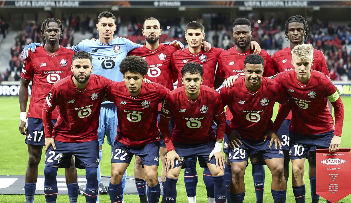 Calvin Verdonk (kiri bawah) berfoto bersama dengan starting XI LOSC Lille saat melawan SK Brann dalam laga Liga Europa 2025/2026 di Stade Pierre-Mauroy in Villeneuve-d'Ascq, Prancis, Kamis (25/09/2025) waktu setempat. (AFP/Sameer Al-Doumy)