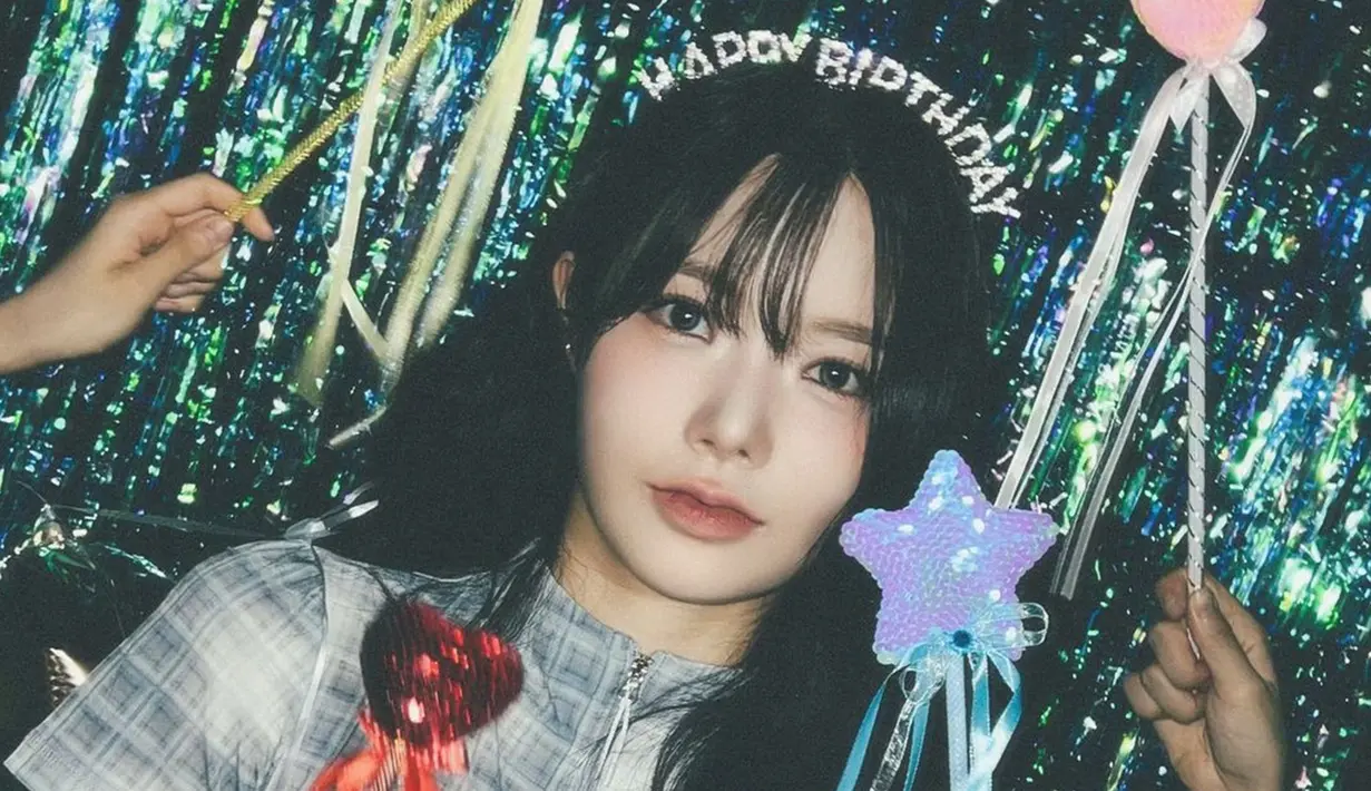 Dalam momen tersebut, pelantun lagu Cupid ini juga terlihat memakai bandana bertuliskan 'Happy Birthday'. Bahkan, ia juga merayakan bersama beberapa orang lain yang turut memegang property lucu.(Liputan6.com/IG/@we_fiftyfifty)