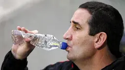 Sunderlnad's caretaker boss Ricky Sbragia drinks before their English Premier League football match against Hull City at The Kingston Communications Stadium in Hull, north-east England, on December 20, 2008. AFP PHOTO/PAUL ELLIS