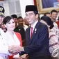 Presiden Jokowi memberikan ucapan selamat kepada Ahok usai acara pelantikan Gubernur di Istana Negara, Rabu (19/11/2014). (Liputan6.com/Faizal Fanani)