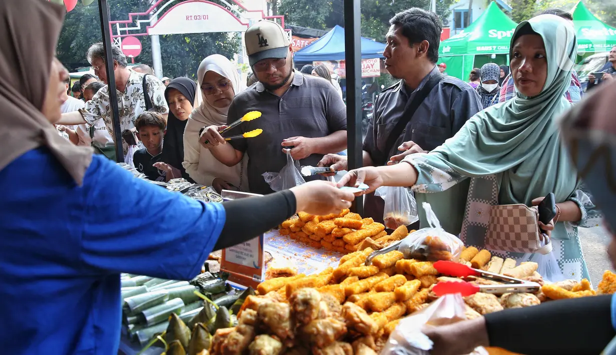 Harga jual untuk aneka takjil di pasar Benhil sangat bervariatif, namun tetap terjangkau di kantong warga. (Liputan6.com/Angga Yuniar)