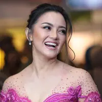 Sejak Juni tahun lalu Ferry Wijaya, suami Ririn Ekawati meninggal dunia. Meski saat didepan umum, ia berwajah ceria dan banyak senyum, ia mengaku masih sering merasakan rindu dengan suami. (Adrian Putra/Bintang.com)