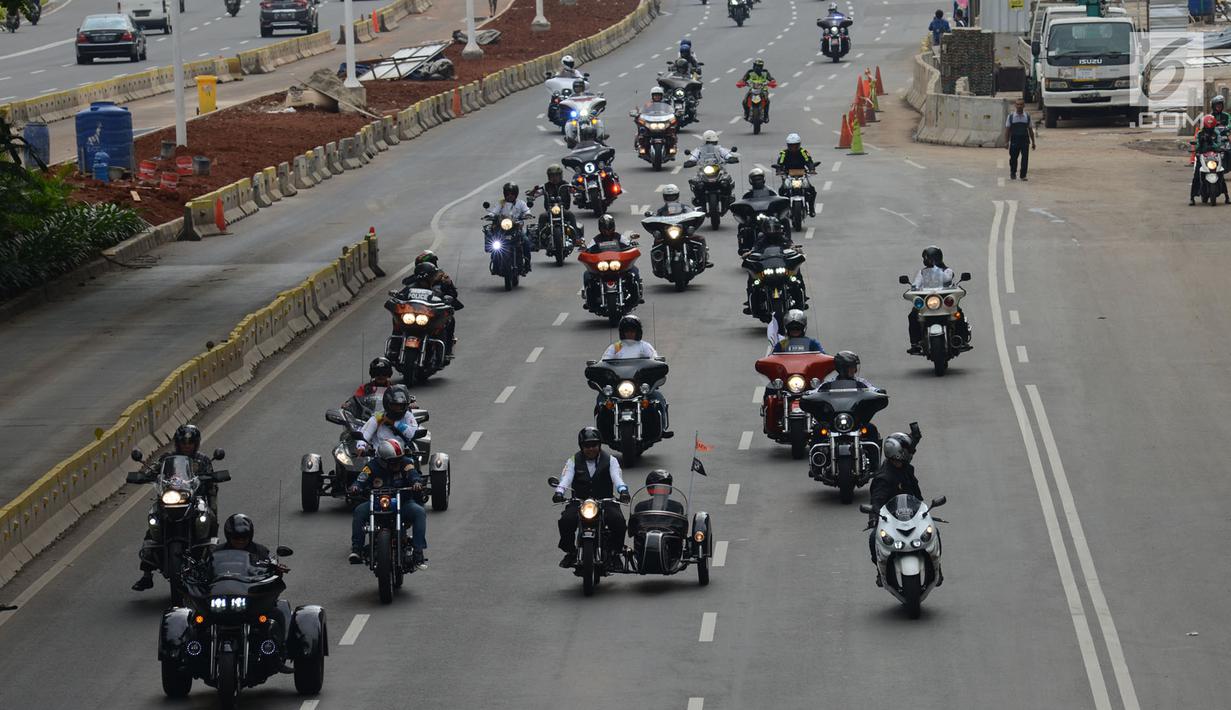 Komunitas motor melakukan konvoi dalam kegiatan Millennial Road Safety Festival di Jalan Sudirman, Jakarta, Sabtu (16/3). Kegiatan itu bentuk kampanye keselamatan berlalu lintas pada anak-anak  muda dengan cara mengemudi tertib. (merdeka.com/Imam Buhori)
