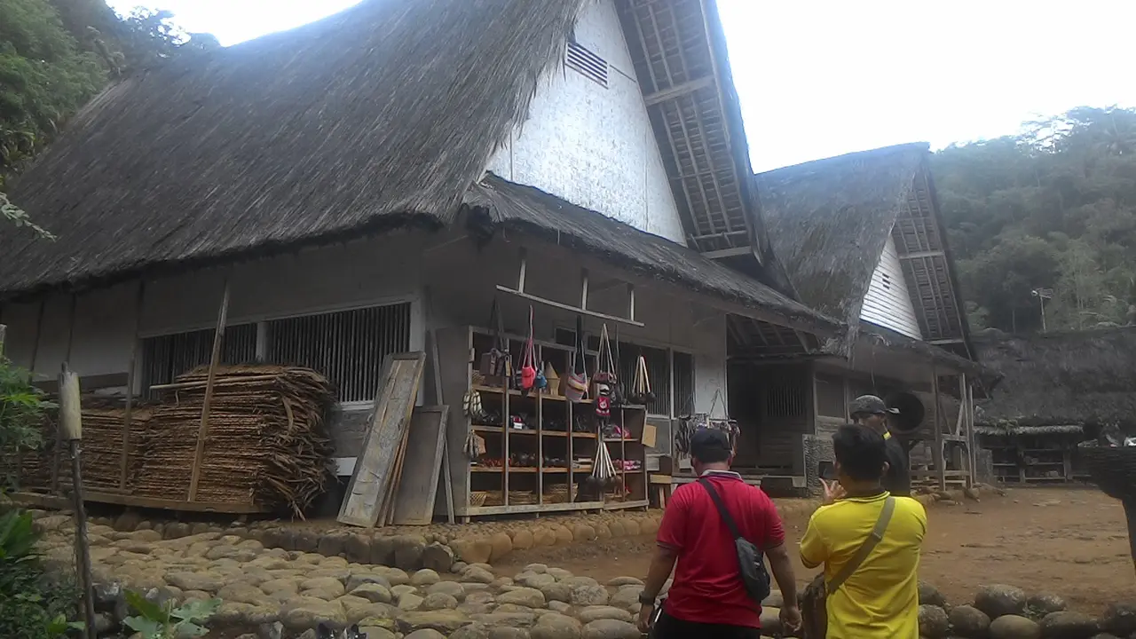 Salah satu rumah panggung khas Kampung Naga yang dulu luluhlantak dibuminguskan pemberontah DI/TII di Tasikmalaya