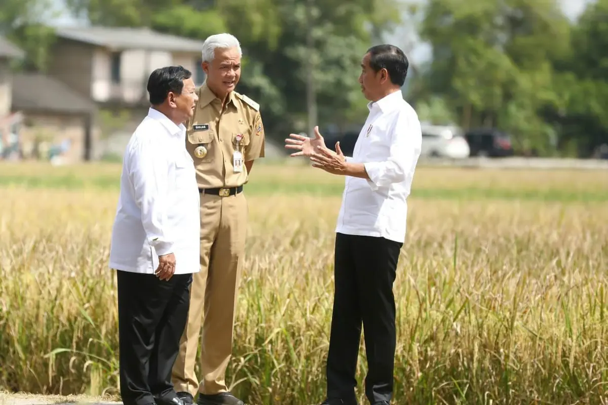 Momen akrab Presiden Joko Widodo (Jokowi) bersama Gubernur Jawa Tengah Ganjar Pranowo dan Menteri Pertahanan Prabowo Subianto saat meninjau panen raya di ladang sawah Ambal, Kabupaten Kebumen. (Istimewa)