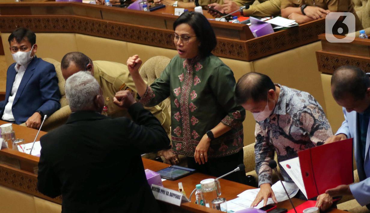 Menteri Keuangan Sri Mulyani (tengah) dan Kepala Bappenas Suharso Monoarfa (kedua kanan) saat rapat kerja dengan Komisi II di Kompleks Parlemen MPR/DPR-DPD, Senayan, Jakarta, Selasa (28/6/2022). Tiga DOB Papua ialah Provinsi Papua Selatan, Papua Tengah, dan Papua Pegunungan dengan ibu kota bertempat di Merauke, Nabire, dan Jayawijaya. (Liputan6.com/Angga Yuniar)