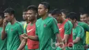 Bek Timnas Indonesia U-22, Ricky Fajrin, dan rekan-rekannya usai menjalani latihan. Uji coba melawan Myanmar akan dilangsungkan di Stadion Pakansari, Bogor pada Selasa (21/3/2017). (Bola.com/Vitalis Yogi Trisna)