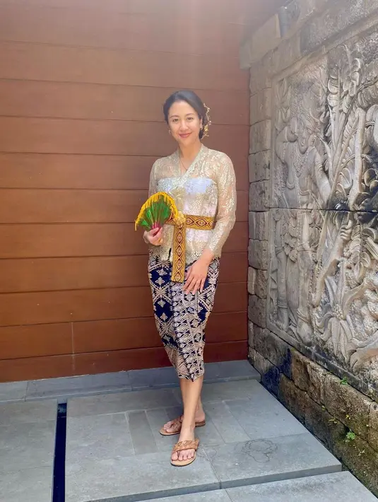 Sherina Munaf dalam balutan kebaya Bali, potret anggun seorang perempuan Indonesia. [Foto: Instagram/sherinamunaf]
