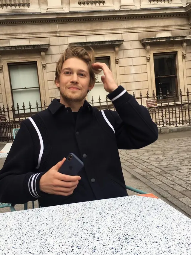 8 Pesona Tampan Joe Alwyn, Mantan Terindah Taylor Swift yang Punya Mata Biru