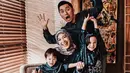 Sebelum mereka memutuskan untuk menikah, Omesh dan Dian Ayu telah berpacaran terlebih dahulu selama 3 tahun. Dan kini mereka telah hidup bahagia dengan kedua anaknya. Bahkan keluarga kecil ini selalu tampak harmonis satu sama lain.(Liputan6.com/IG/@omeshomesh)