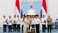 Prabowo Terima 10 Buku Rekomendasi dari Komisi Reformasi Polri