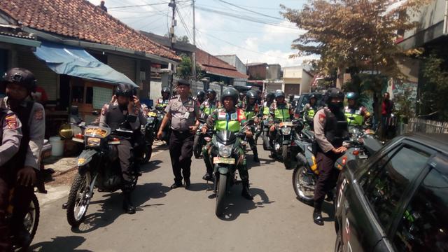 Anggota polres Garut dan Kodim 0611 Garut melakukan safari rutin pemilu di beberapa TPS