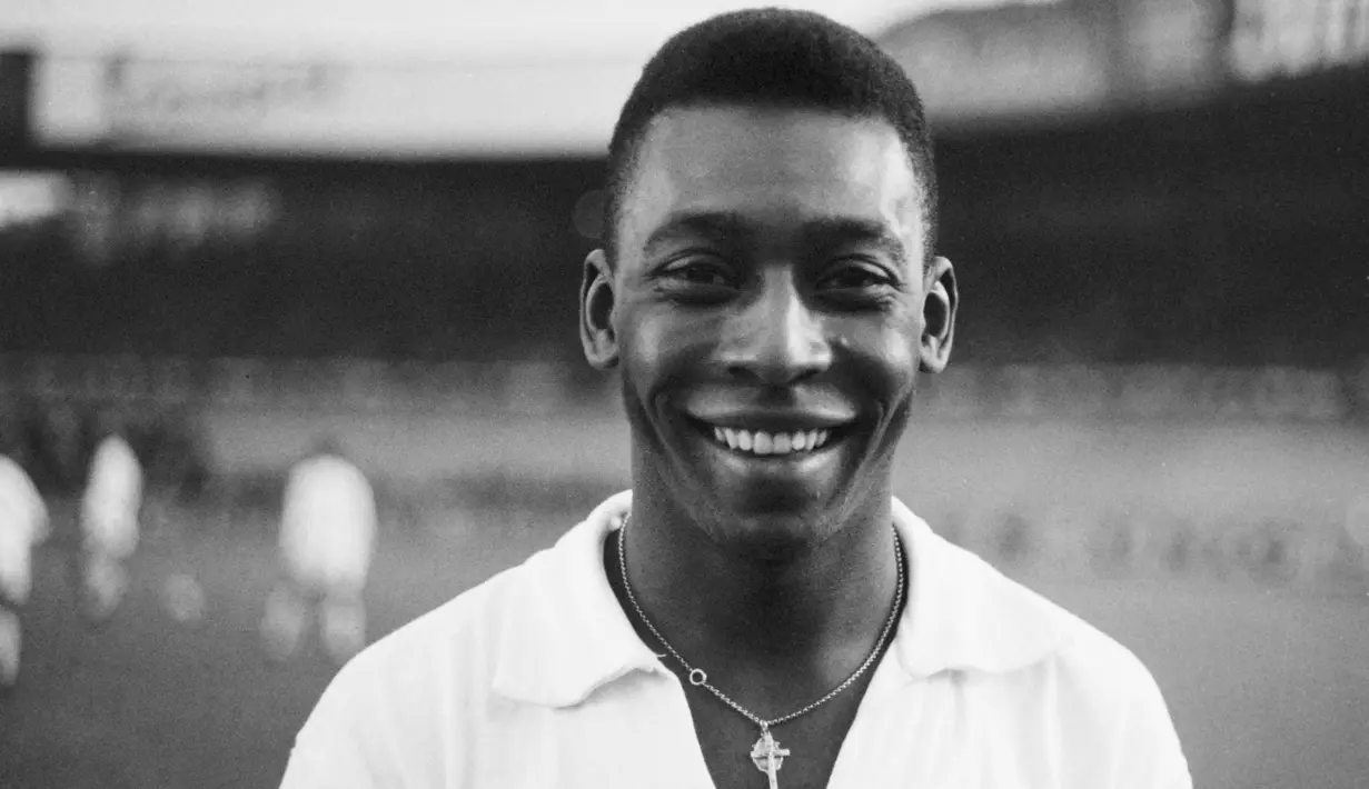 Semasa masih aktif bermain, Pele mempunyai karier yang sangat gemilang dengan menjuarai Piala Dunia sebanyak tiga kali. Tak hanya itu saja, Pele juga tercatat sebagai pemain yang sangat produktif dengan torehan 1.281 gol dalam 1.363 pertandingan selama 21 tahun kariernya. Jumlah golnya itu mencakup 77 gol dalam 92 pertandingan untuk timnas Brasil. Alhasil, Pele menjadi salah satu dari enam pencetak gol terbanyak dalam sejarah tim Samba. (AFP)