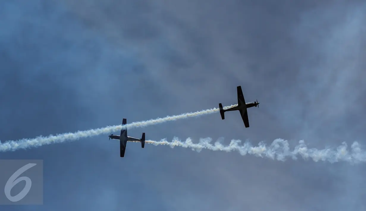 Aksi aerobatik udara Jupiter Aerobatic Team (JAT) dalam perayaan HUT TNI Angkatan Udara (TNI AU) ke-71 di Landasan Udara (Lanud) Bandara Halim Perdanakusuma, Jakarta, Minggu (9/4). (Liputan6.com/Faizal Fanani)