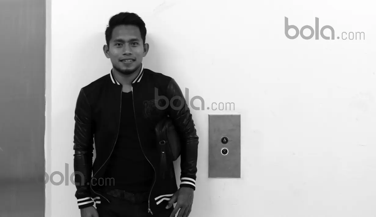 Tampil modis plus sebuah tas menjadi gaya Andik Vermansah bila sedang tidak bertanding, Rabu (27/01/2016). (Bola.com/Nicklas Hanoatubun)