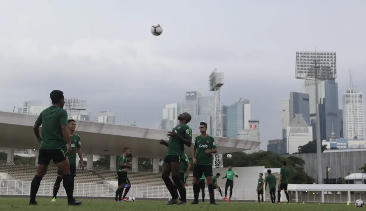 Para pemain Timnas Indonesia saat latihan di Stadion Madya Senayan, Jakarta, Jumat (8/3). Latihan ini merupakan persiapan jelang laga persahabatan melawan Myanmar. (Bola.com/Vitalis Yogi Trisna)