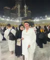Momen berikutnya memperlihatkan keduanya berpose mesra di depan Ka'bah. Putri Zulhas tampil anggun dalam gamis putih dengan aksen renda emas yang memberikan kesan mewah namun tetap sopan.  [@zumizolazulkiflinurdin].