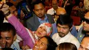 Pendukung berselfie dengan bintang tinju Filipina dan Senator Manny Pacquiao setelah dia dinyatakan oleh pejabat pemilu sebagai salah satu dari 12 anggota baru dari majelis tinggi Kongres di Manila, Filipina (19/5). (REUTERS/Erik De Castro)