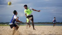 Felisianus Junius Rato Bate saat menyundul bola dalam sesi latihan terakhir Timnas Sepak Bola Pantai di Pantai Tanjung Benoa, pada Senin (13/3/2023).
