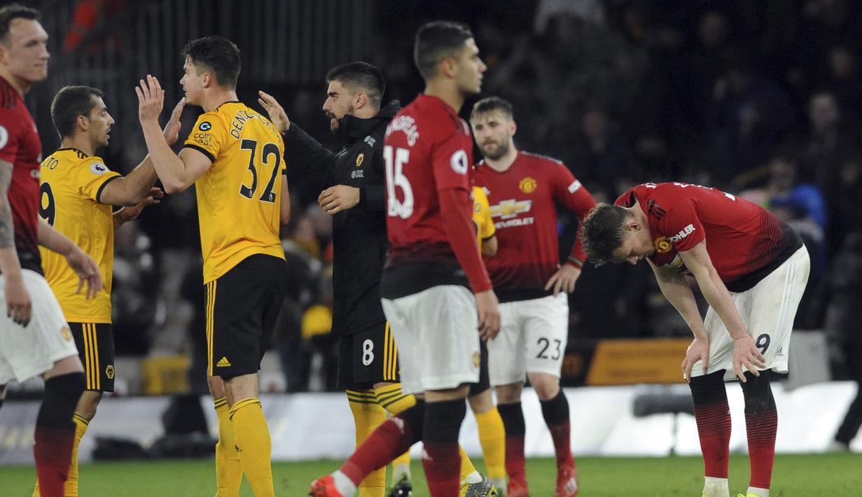 Para pemain Manchester United tampak lesu usai ditaklukkan Wolverhampton Wanderers pada laga Premier League 2019 di Stadion Molineux, Selasa (2/4). Wolverhampton menang 2-1 atas Manchester United. (AP/Rui Vieira)