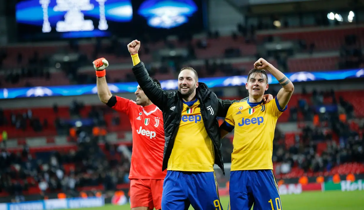 Pemain Juventus merayakan kemenanganya usai bertanding melawan Tottenham Hotspur dalam pertandingan Liga Champions leg kedua di Stadion Wembley, London (7/3). (AP Photo / Frank Augstein)