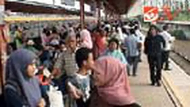 Penumpang Kesal dan Memaki Petugas Stasiun