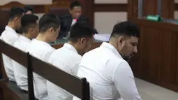 Sidang beragenda mendengar pembacaan tuntutan dari Jaksa Penuntut Umum (JPU). Tampak dalam foto, pesohor, Muhammad Ammar Akbar alias Ammar Zoni (kanan), saat mengikuti sidang lanjutan terkait kasus peredaran narkotika di lingkungan Rutan Salemba, Pengadilan Negeri Jakarta Pusat, Kamis (12/3/2026). (Kapanlagi.com/Budy Santoso)