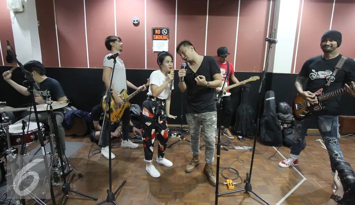 Suasana latihan jelang konser tunggal Andien bertajuk 'Metamorfosa', Jakarta, Senin (14/9/2015). Andien menggaet The Cash  yang terdiri dari Tora Sudiro, Vincent Rompies, Desta dan Ringgo Agus Rahman. (Liputan6.com/Herman Zakharia) 